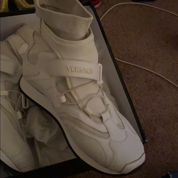 Versace - Picture 3 of 5